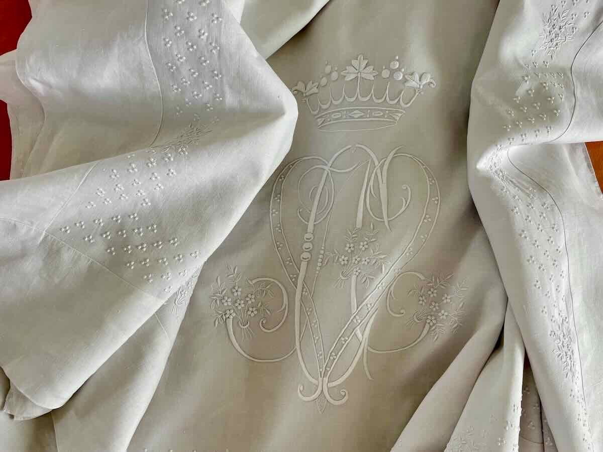 Large Embroidered Sheet Marquis Crown, Flower Embroidery, Monogram - Antique Linen-photo-7