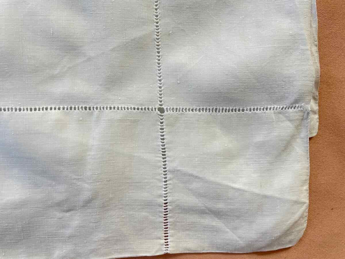 Drap d'Apparat, Monogramme FC Entièrement Brodé à La Main Sur Lin Fin Blanc-photo-3