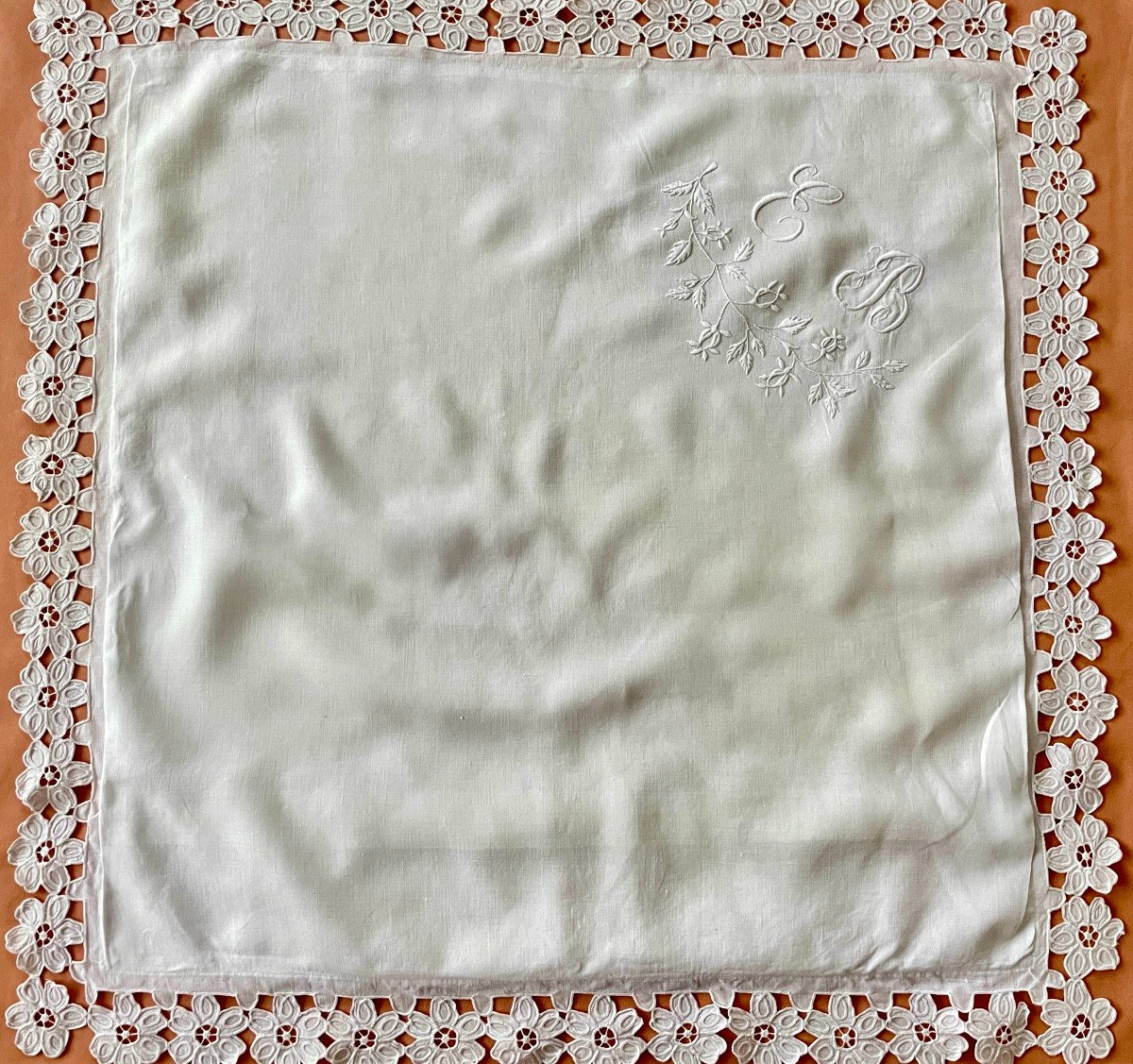 Taie Avec Broderie Richelieu Et Monogramme EB Sur Toile De Lin Fin-Linge Ancien-photo-1