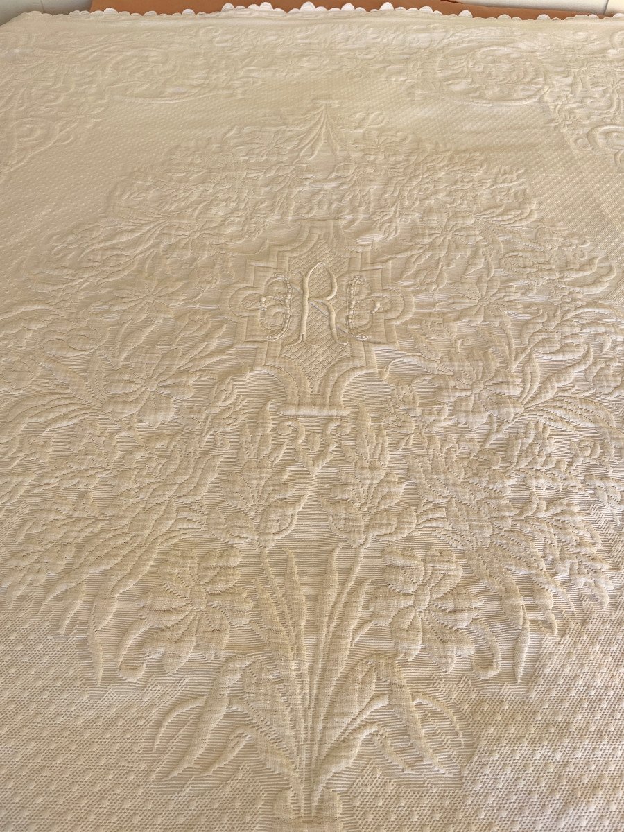 Scalloped Piqué Marseille Blanket Hand Embroidered 4 Sides With Beautiful Relief - Antique Linen-photo-2