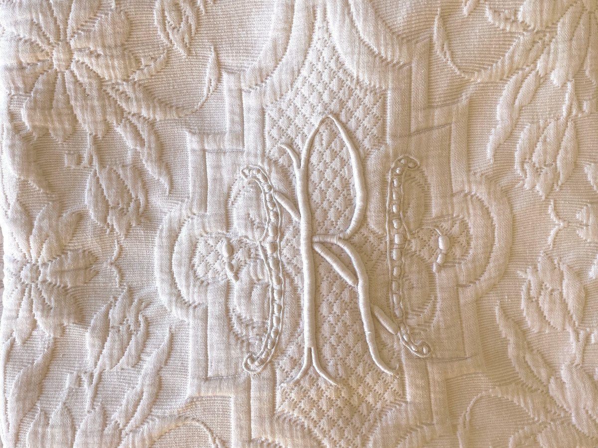 Scalloped Piqué Marseille Blanket Hand Embroidered 4 Sides With Beautiful Relief - Antique Linen-photo-3