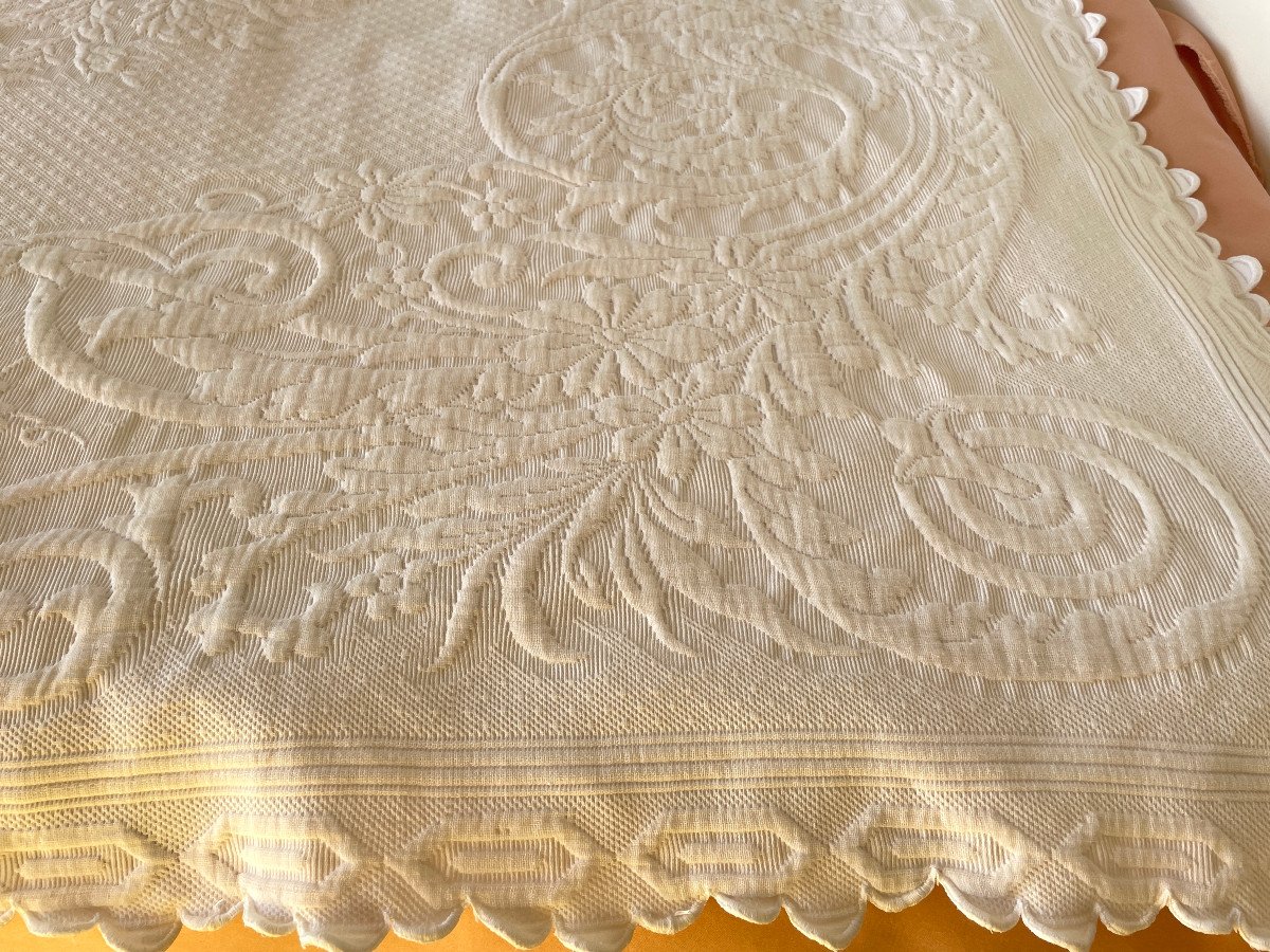 Scalloped Piqué Marseille Blanket Hand Embroidered 4 Sides With Beautiful Relief - Antique Linen-photo-4