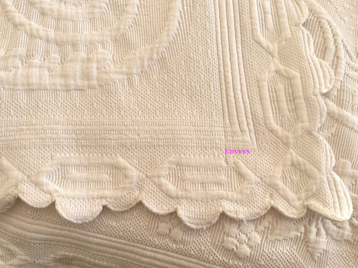 Scalloped Piqué Marseille Blanket Hand Embroidered 4 Sides With Beautiful Relief - Antique Linen-photo-1