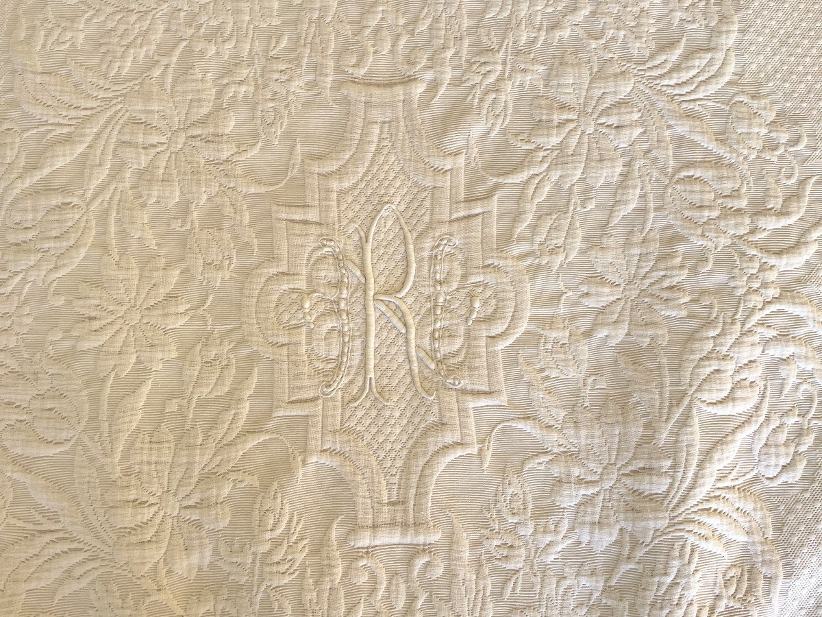 Scalloped Piqué Marseille Blanket Hand Embroidered 4 Sides With Beautiful Relief - Antique Linen-photo-2