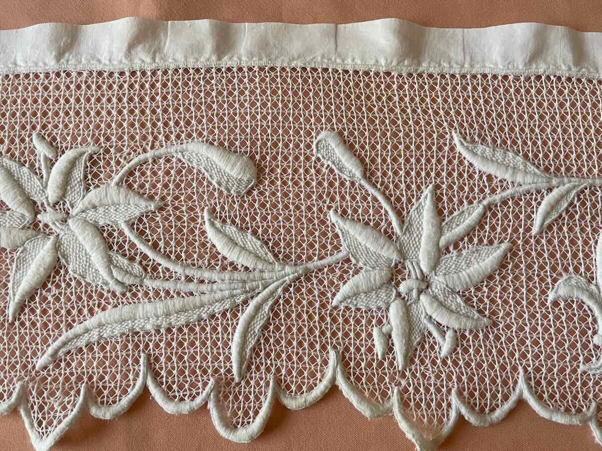  Hand Embroidered Headband, Lily Flowers, Flowering Branches On Fine Lace - Antique Linen-photo-4
