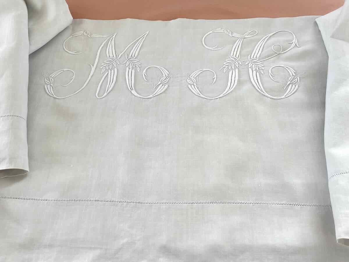 Grand Drap De Lin Avec Imposante Broderie Main Du Monogramme Mh Feuillage- Linge Ancien
