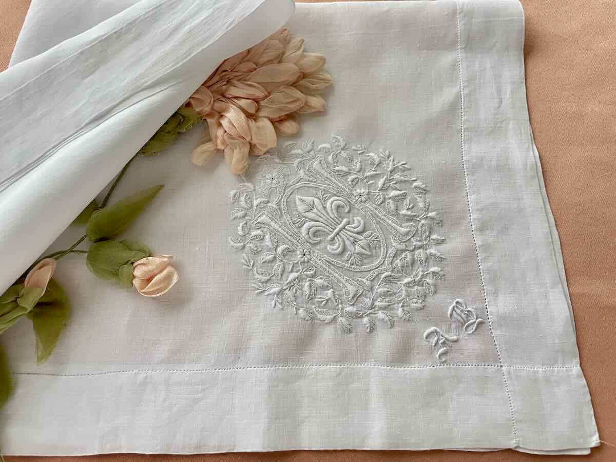 Angled Handkerchief With Fleur-de-lys, On Linen, Fine Hand Embroidery - Antique Linen