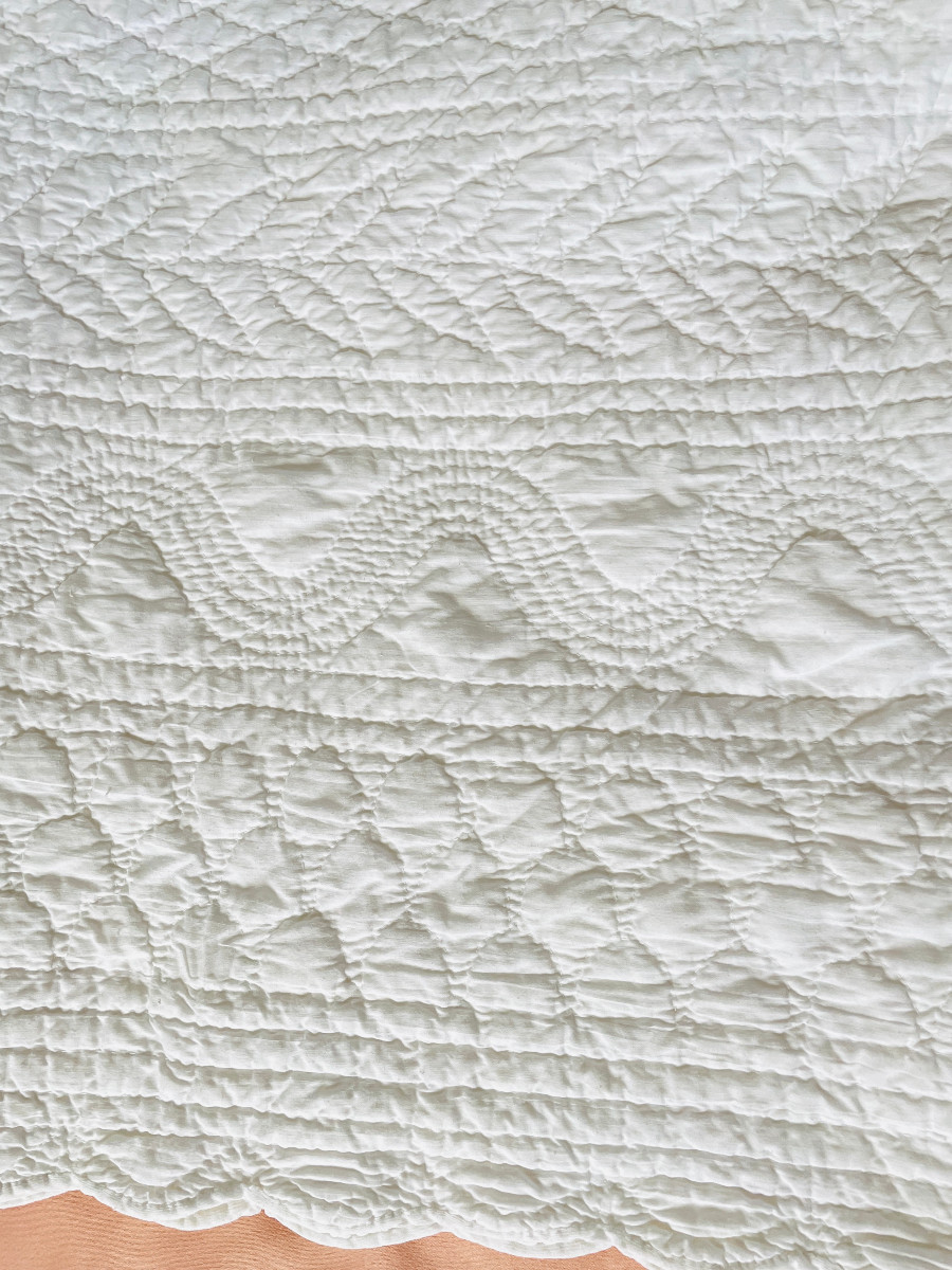 Hand-stitched Quilt, White Cotton, Scalloped, Beautiful Hand-stitching - Antique Linen-photo-4