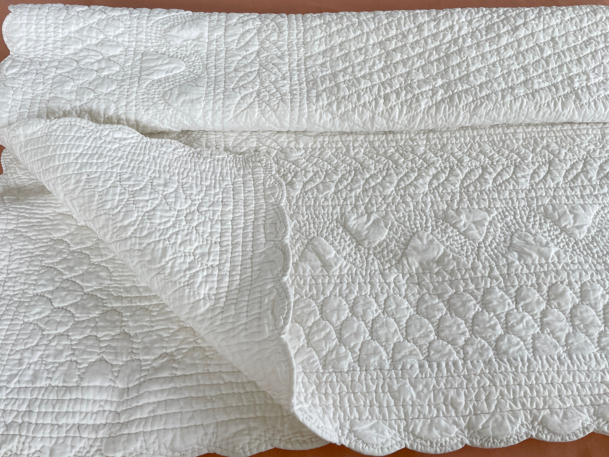 Hand-stitched Quilt, White Cotton, Scalloped, Beautiful Hand-stitching - Antique Linen-photo-3