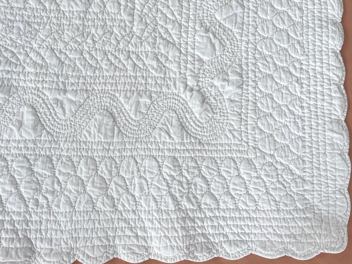 Hand-stitched Quilt, White Cotton, Scalloped, Beautiful Hand-stitching - Antique Linen-photo-3
