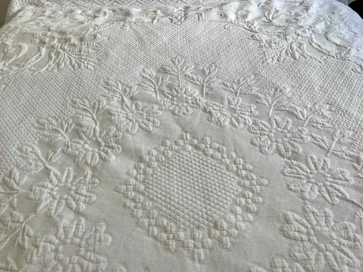 Grande Couverture  Piqué  Marseillais, Relief, Dentelle Crochet  Sur Quatre Côtés -linge Ancien-photo-1