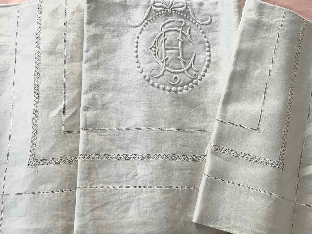 Drap Brodé Main Avec Retours, Monogramme AC Sur Toile De Lin Fin Neuf- Linge Ancien