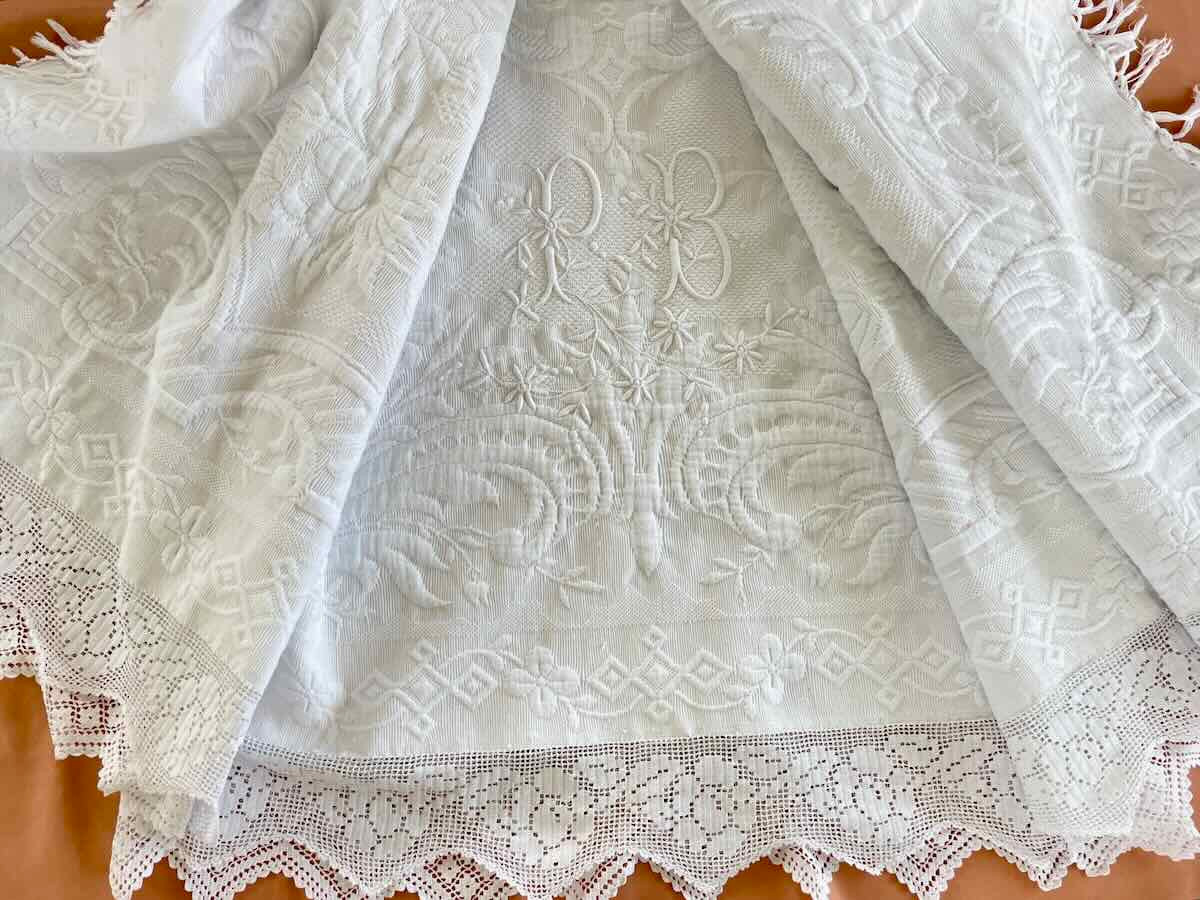 Couverture En Piqué  Marseillais Blanc Avec Monogramme PB, Relief - Linge Ancien