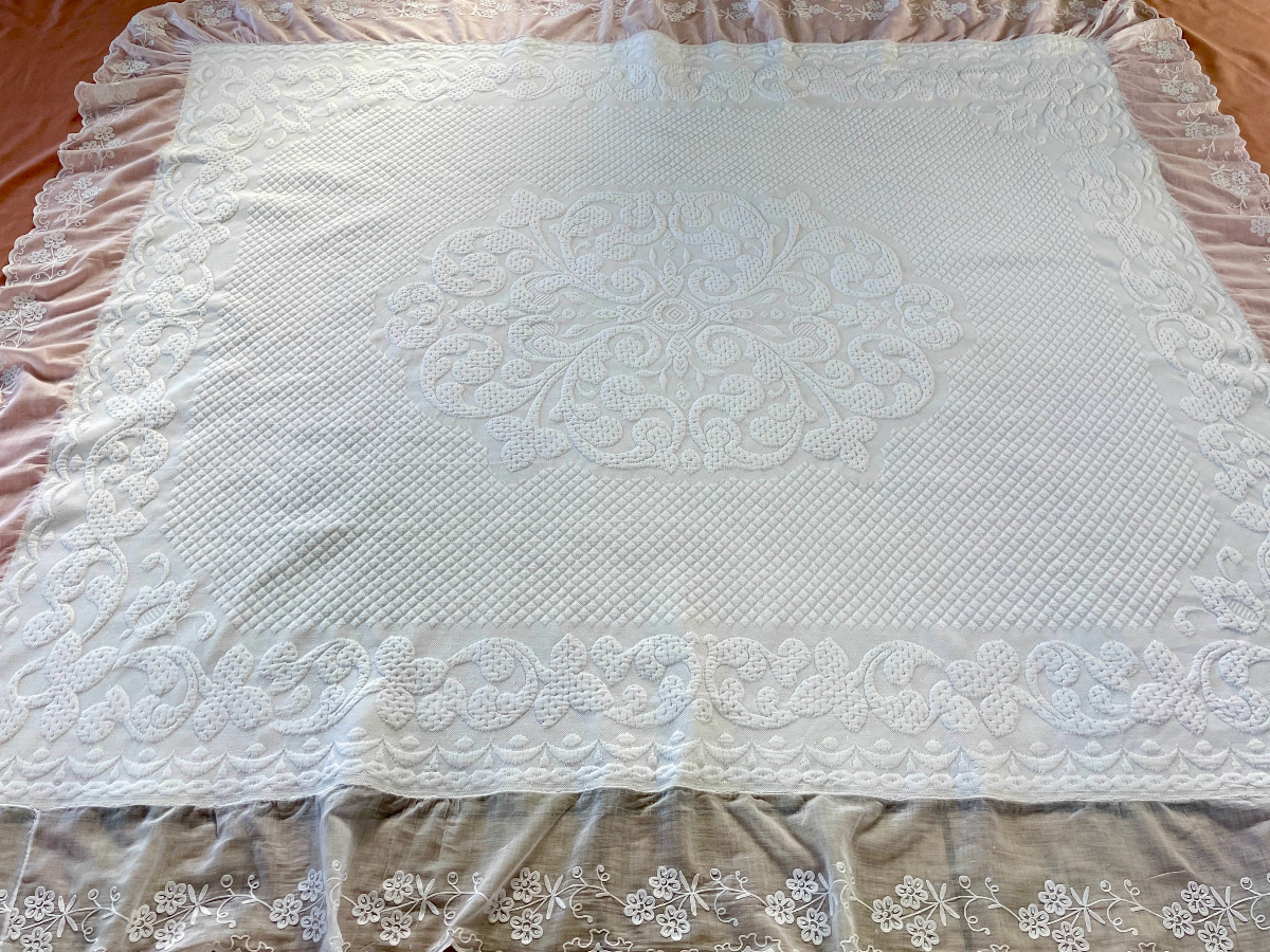 Courtepointe En Piqué Marseillais Avec Volant Festonné En Broderie Main Cornely - Linge Ancien-photo-4