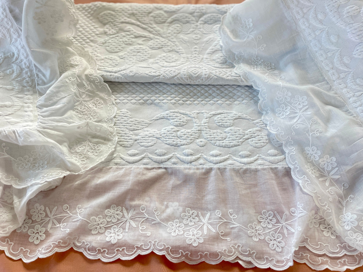 Courtepointe En Piqué Marseillais Avec Volant Festonné En Broderie Main Cornely - Linge Ancien