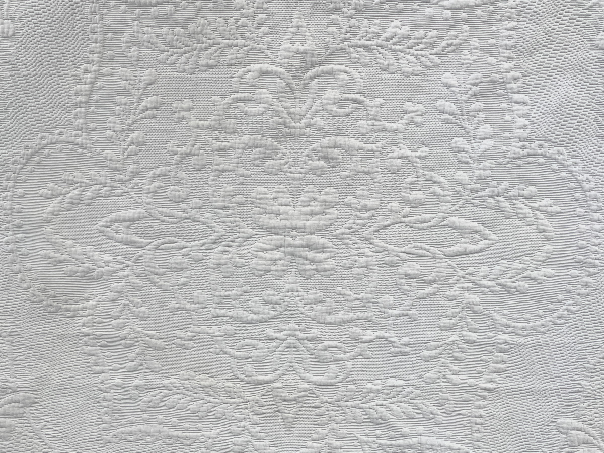 Courtepointe Napoléon III En Piqué Blanc, Beau Relief, Galon à Pompons- Linge Ancien-photo-3