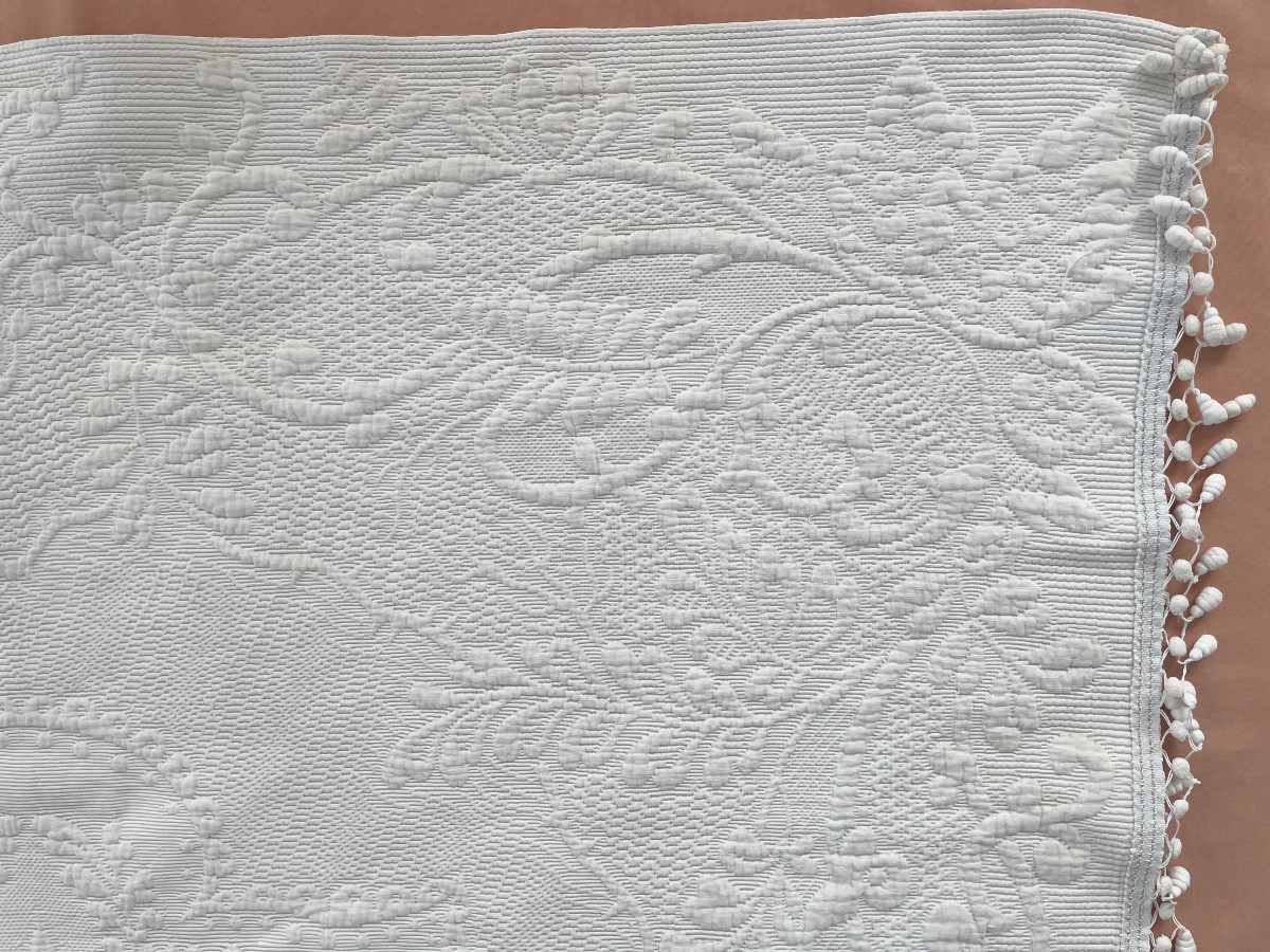 Courtepointe Napoléon III En Piqué Blanc, Beau Relief, Galon à Pompons- Linge Ancien-photo-1