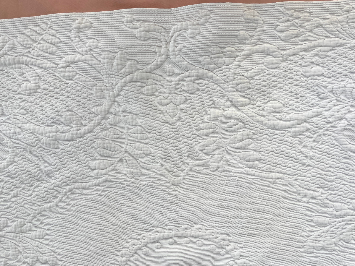 Courtepointe Napoléon III En Piqué Blanc, Beau Relief, Galon à Pompons- Linge Ancien-photo-2