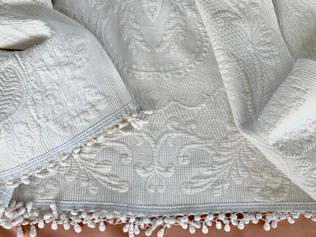 Courtepointe Napoléon III En Piqué Blanc, Beau Relief, Galon à Pompons- Linge Ancien-photo-5