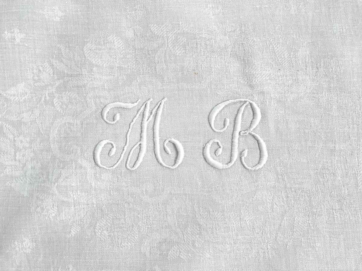 Nappe en damassée lin fin, encadrement  motifs,  fleurs de Lys,  monogramme  MB- Linge Ancien-photo-2