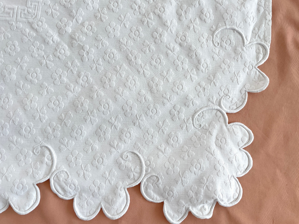 Couverture festonnée  en piqué plat avec un joli relief avec grand monogramme LM - Linge Ancien-photo-2
