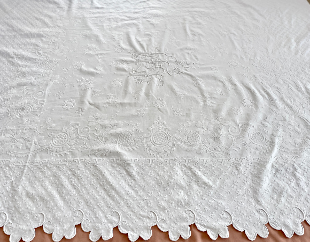 Couverture festonnée  en piqué plat avec un joli relief avec grand monogramme LM - Linge Ancien-photo-1