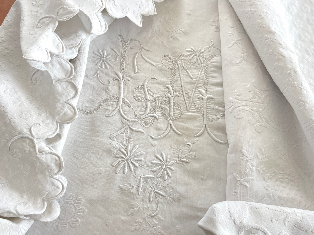 Couverture festonnée  en piqué plat avec un joli relief avec grand monogramme LM - Linge Ancien