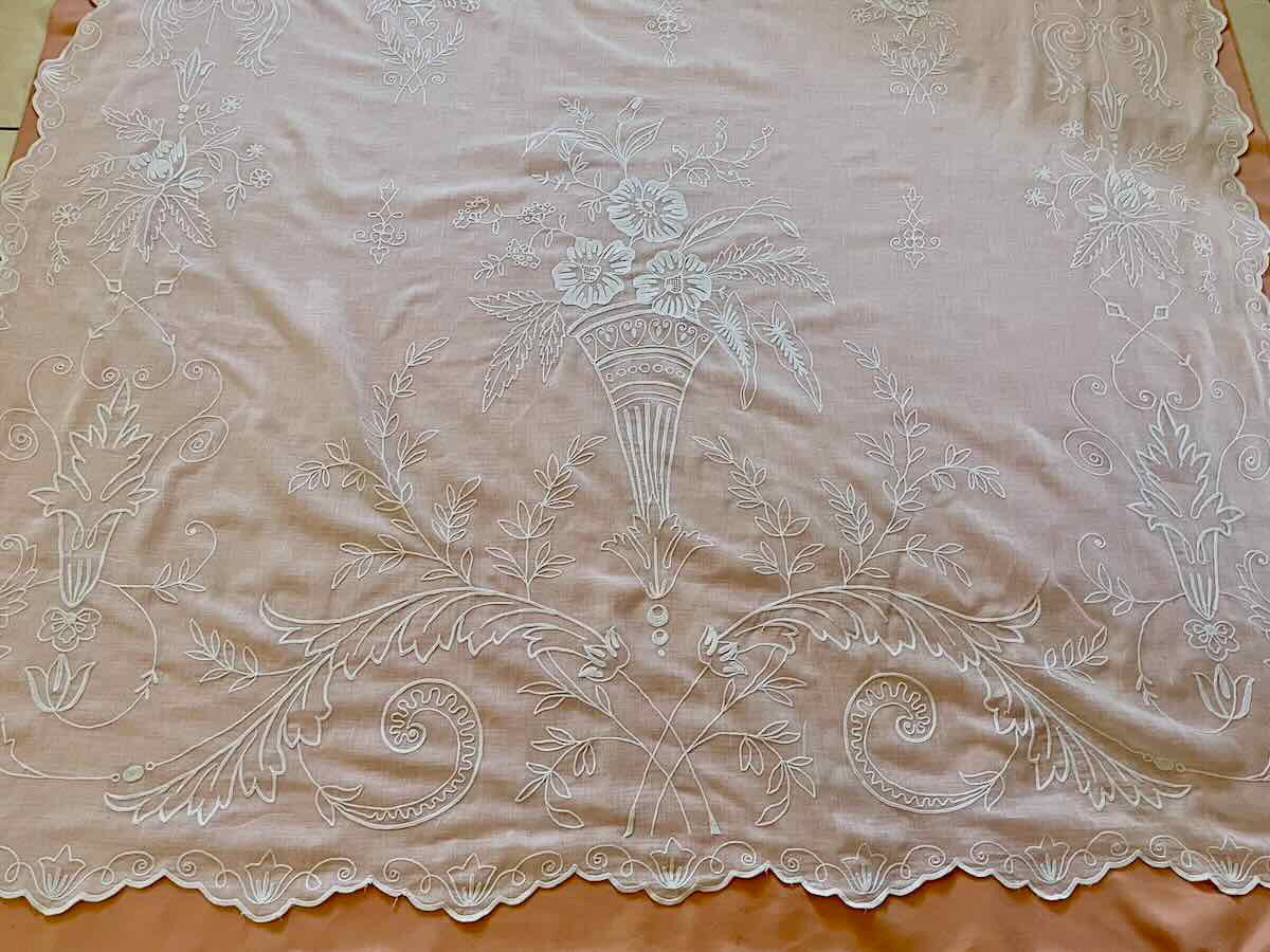 Paire de rideaux en broderie Cornely main sur mousseline coton avec décor fleuri - Linge Ancien-photo-2