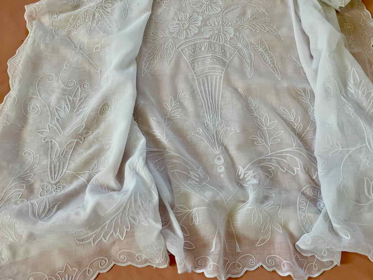 Paire de rideaux en broderie Cornely main sur mousseline coton avec décor fleuri - Linge Ancien-photo-4