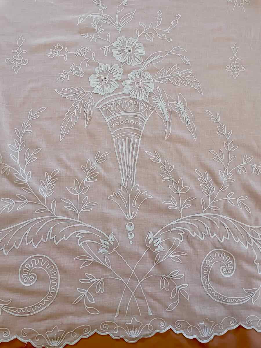 Paire de rideaux en broderie Cornely main sur mousseline coton avec décor fleuri - Linge Ancien-photo-3