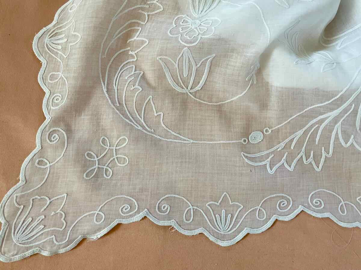 Paire de rideaux en broderie Cornely main sur mousseline coton avec décor fleuri - Linge Ancien-photo-4