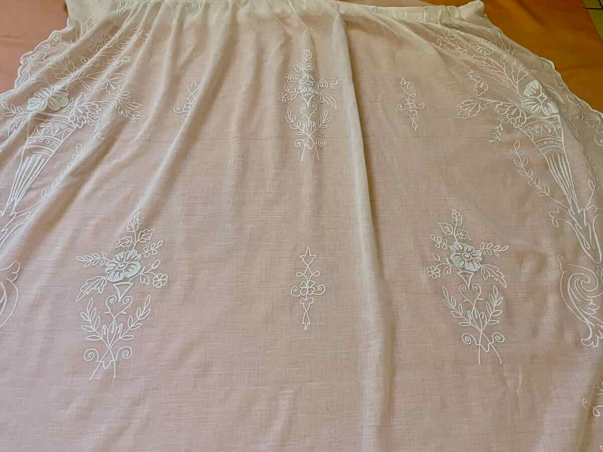 Paire de rideaux en broderie Cornely main sur mousseline coton avec décor fleuri - Linge Ancien-photo-6