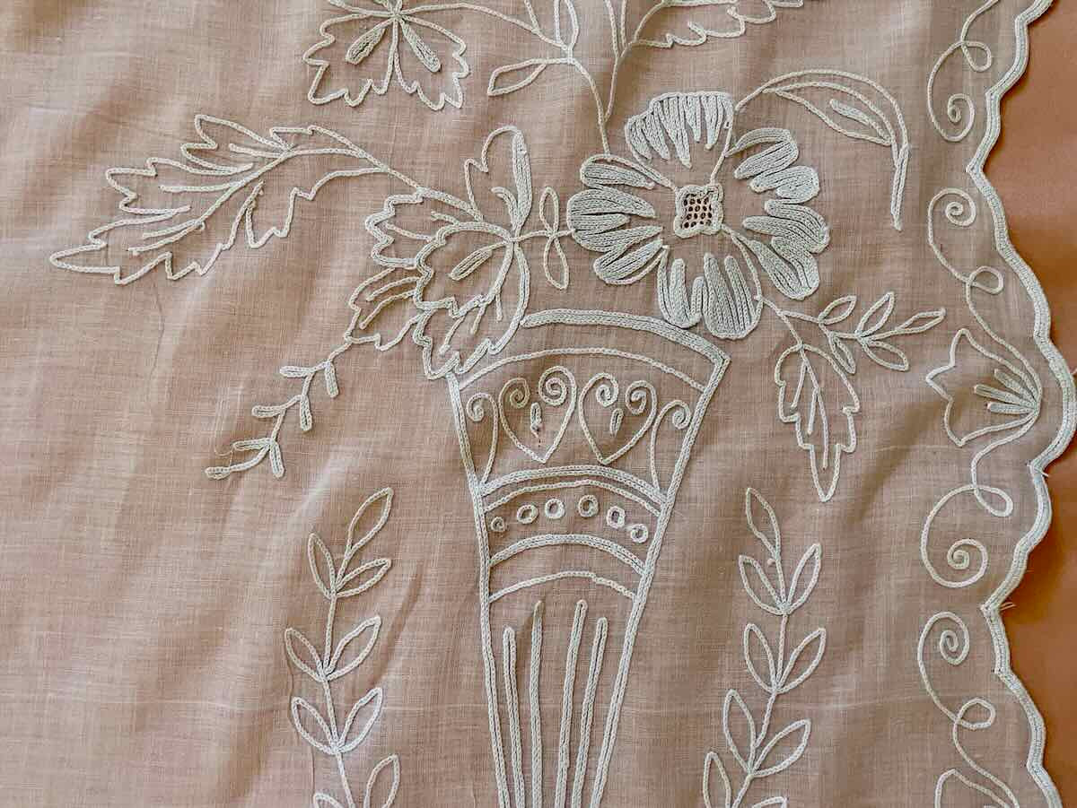 Paire de rideaux en broderie Cornely main sur mousseline coton avec décor fleuri - Linge Ancien-photo-7