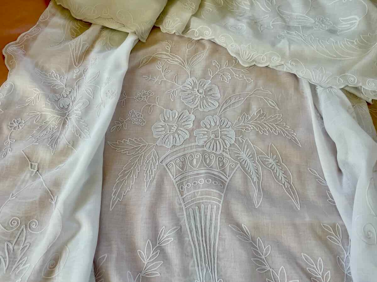 Paire de rideaux en broderie Cornely main sur mousseline coton avec décor fleuri - Linge Ancien