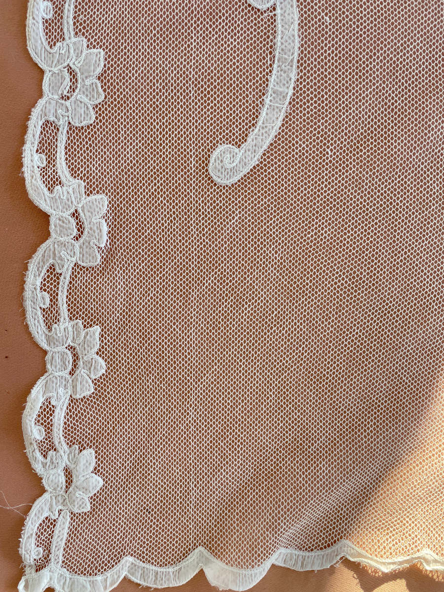 Grande paire rideaux tulle blanc, applications motifs brodés point de chainette- Linge Ancien-photo-3