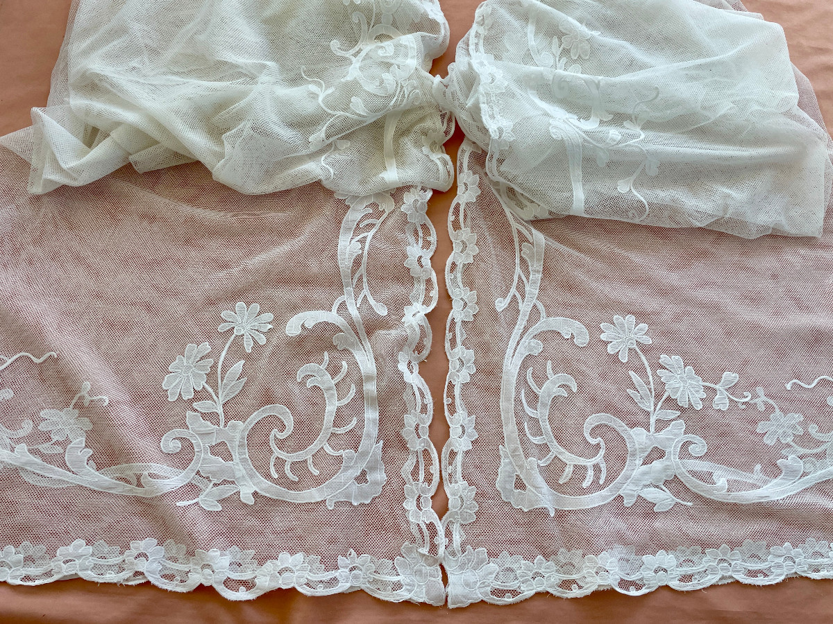 Grande paire rideaux tulle blanc, applications motifs brodés point de chainette- Linge Ancien-photo-6