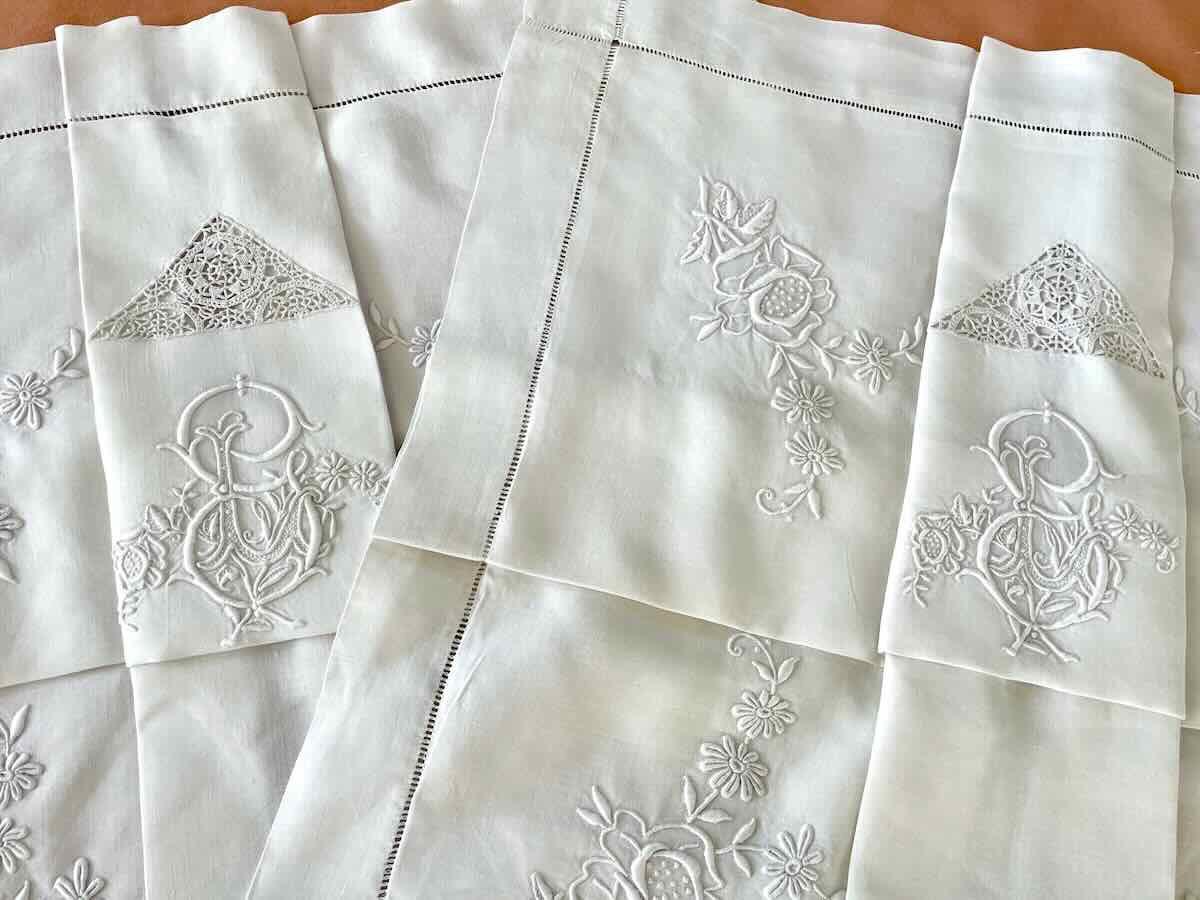 Paire de taies,lin fin blanc, incrustations à l'aiguille, broderie main,  mono GL. Linge Ancien-photo-4