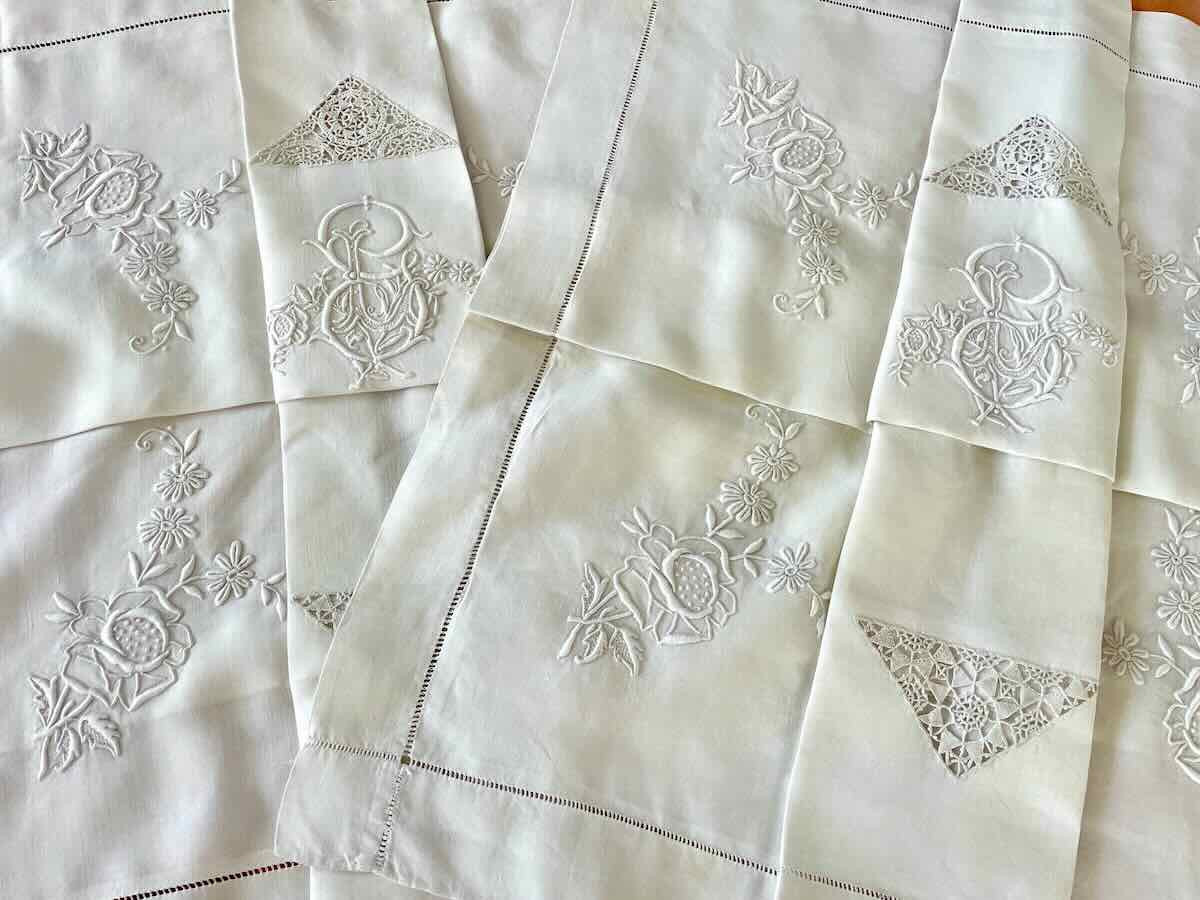 Paire de taies,lin fin blanc, incrustations à l'aiguille, broderie main,  mono GL. Linge Ancien