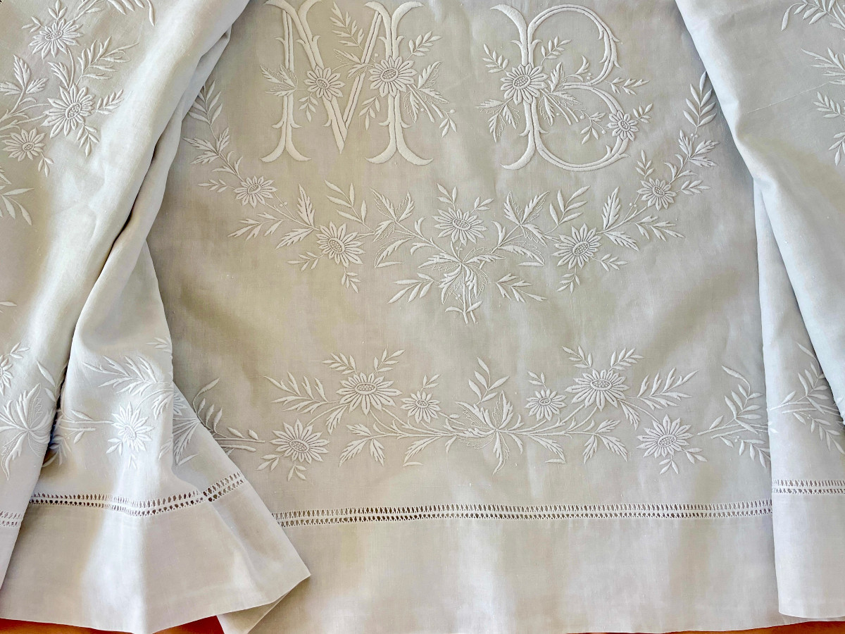 Large Mb Sheet In New Fine Linen With Discovery, Embroidered Returns: Floral Garland - Antique Linen-photo-1
