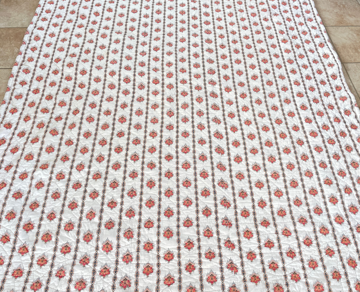 Couverture Piquée  boutis XIXe siècle: deux faces aux motifs fleuris différents -  Linge Ancien-photo-1