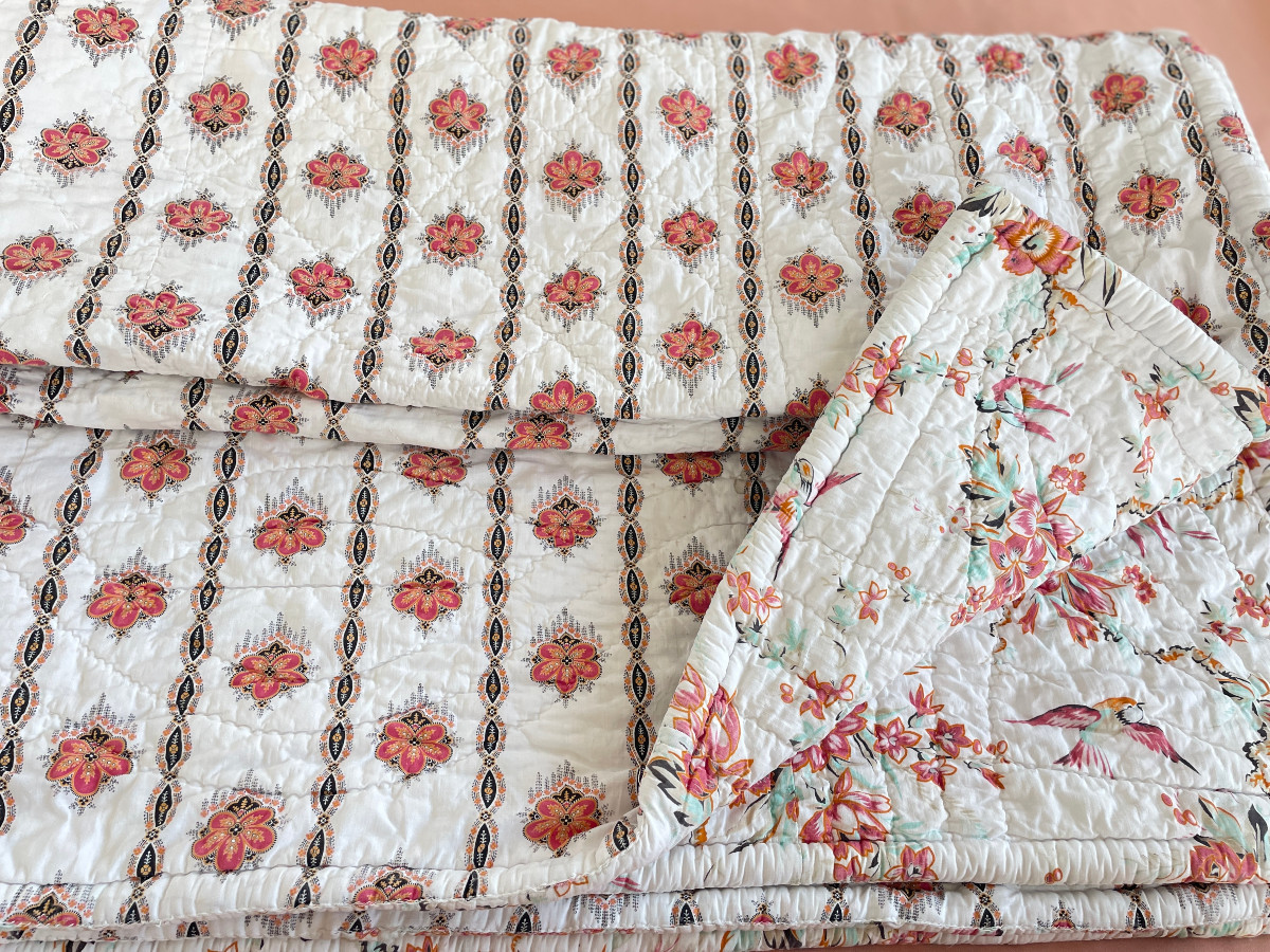 Couverture Piquée  boutis XIXe siècle: deux faces aux motifs fleuris différents -  Linge Ancien-photo-4