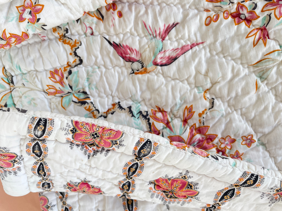 Couverture Piquée  boutis XIXe siècle: deux faces aux motifs fleuris différents -  Linge Ancien-photo-5