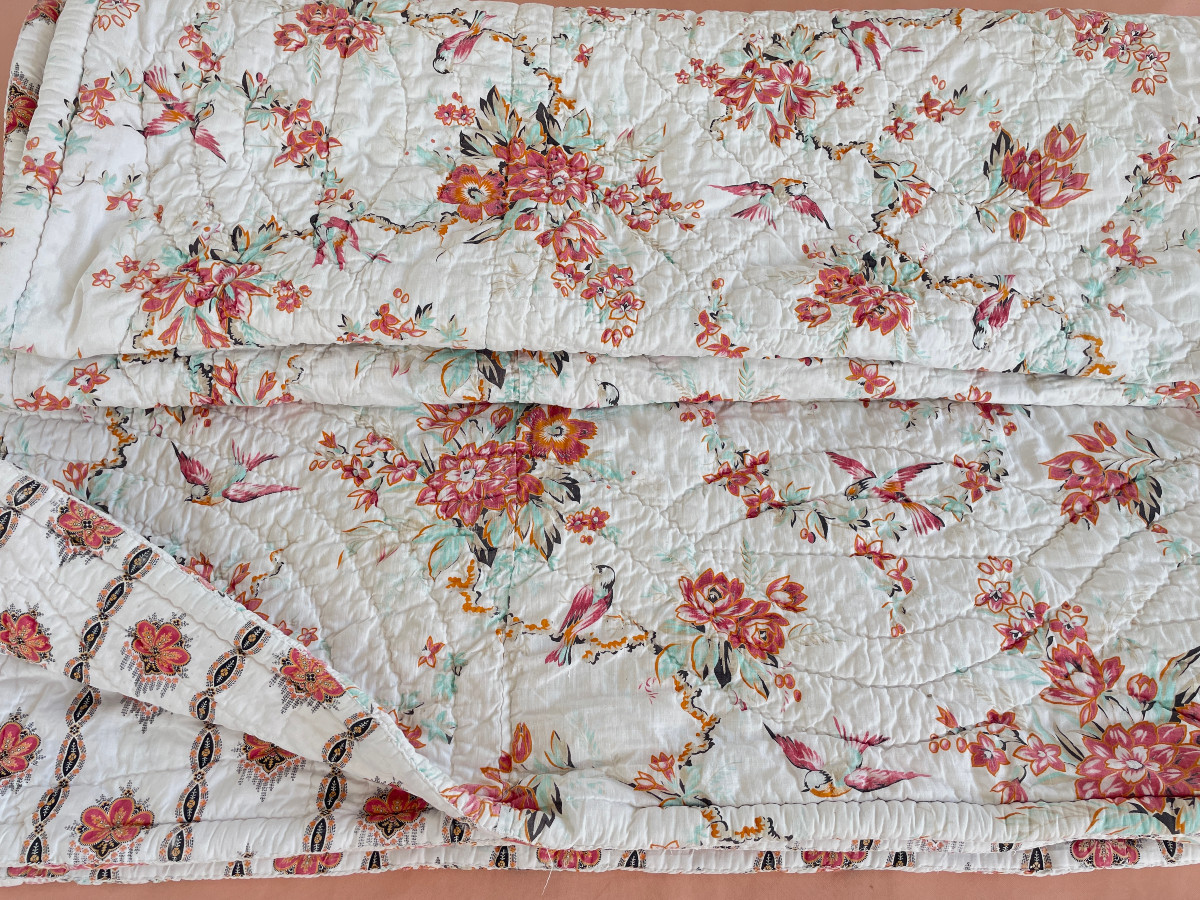 Couverture Piquée  boutis XIXe siècle: deux faces aux motifs fleuris différents -  Linge Ancien
