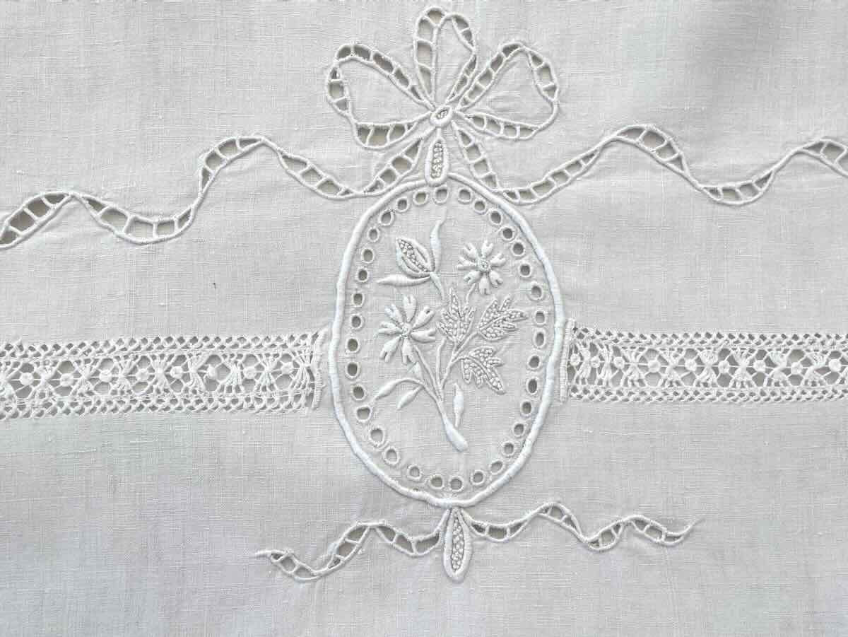 Grand drap,retours, monogramme JF imposante broderie main sur lin fin, état neuf - Linge ancien-photo-2
