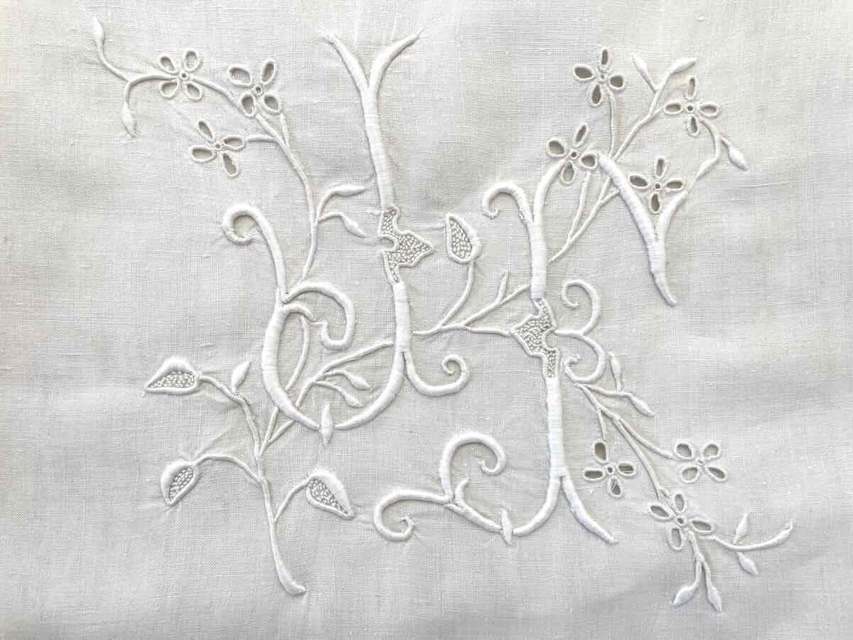 Grand drap,retours, monogramme JF imposante broderie main sur lin fin, état neuf - Linge ancien-photo-3