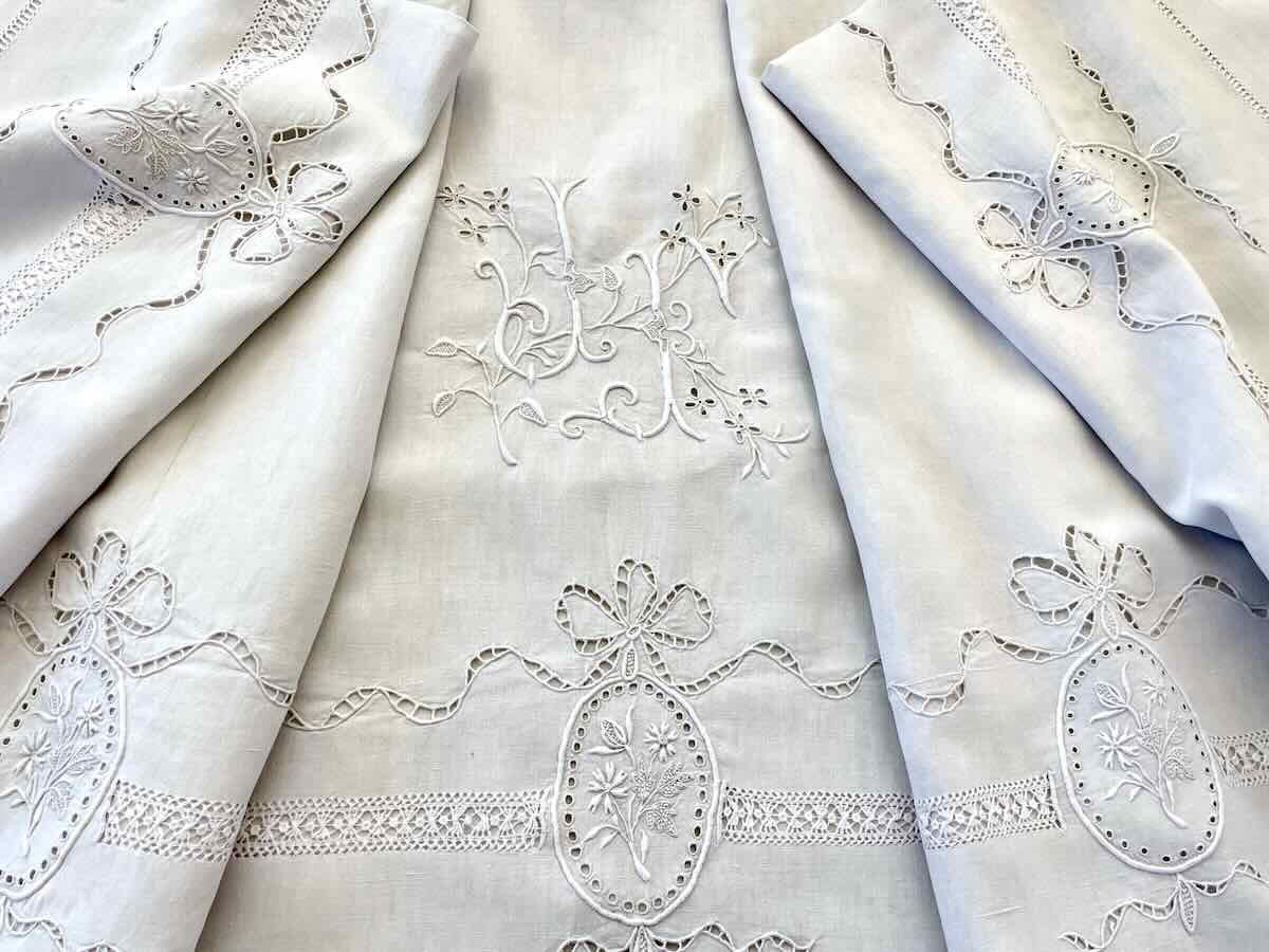 Grand drap,retours, monogramme JF imposante broderie main sur lin fin, état neuf - Linge ancien-photo-4