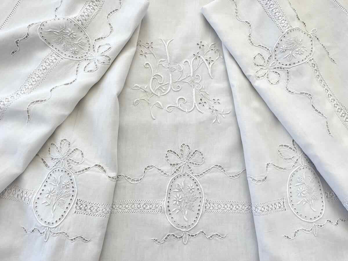Grand drap,retours, monogramme JF imposante broderie main sur lin fin, état neuf - Linge ancien-photo-3