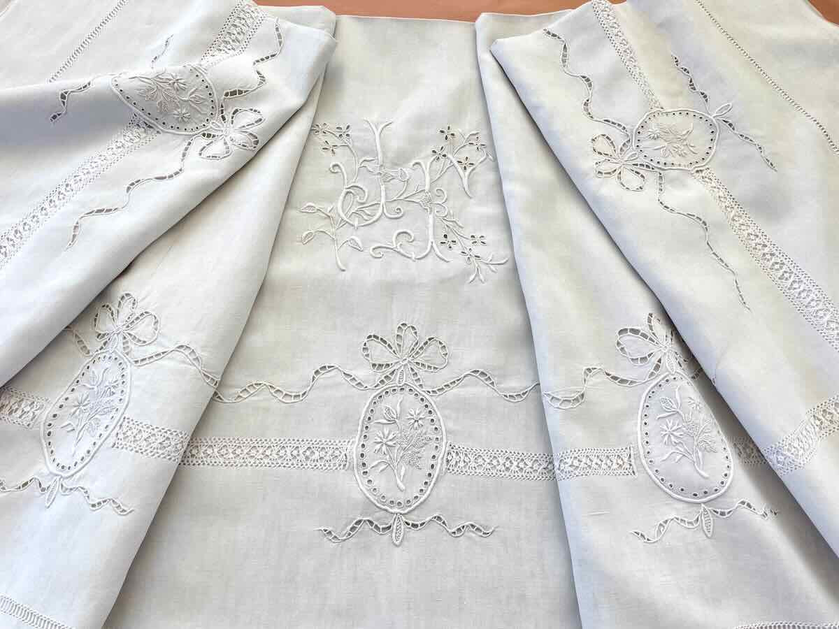 Grand drap,retours, monogramme JF imposante broderie main sur lin fin, état neuf - Linge ancien