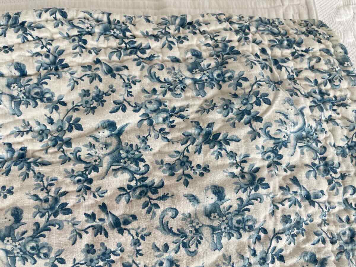 Courtepointe, piquée main double face : côté bleu chérubins ,l'autre fleuri- Linge Ancien-photo-2