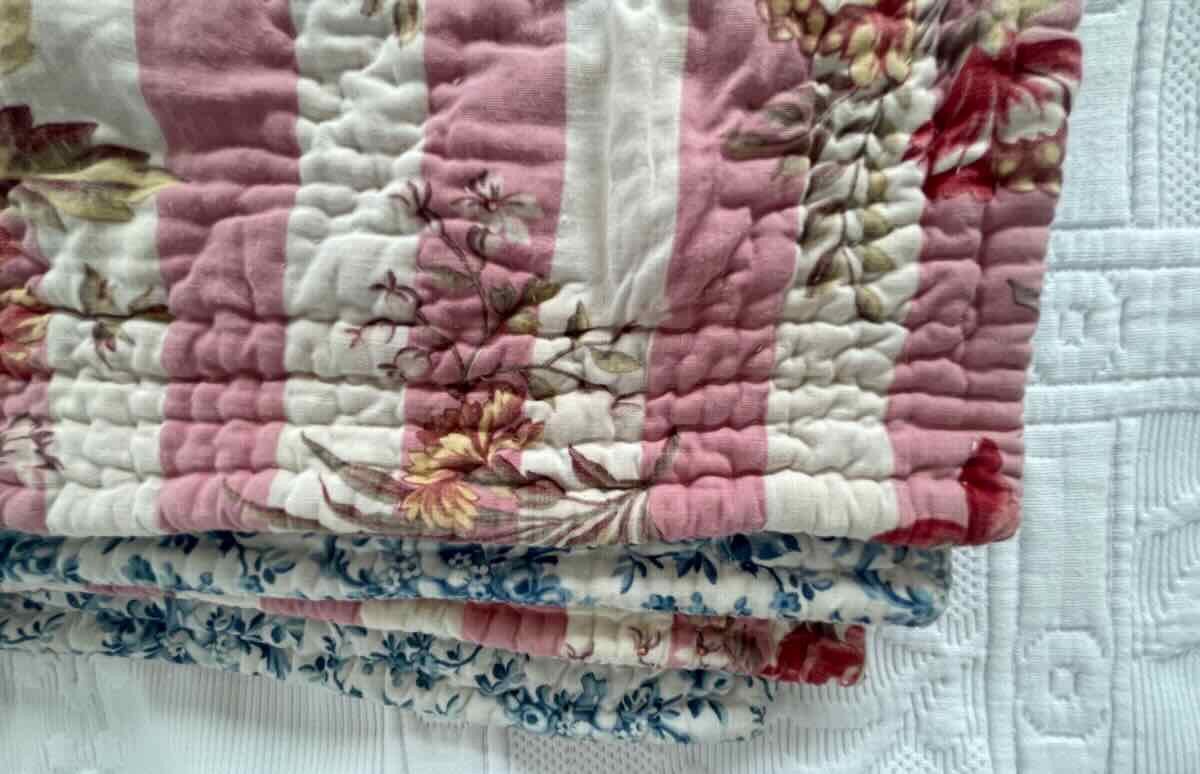 Courtepointe, piquée main double face : côté bleu chérubins ,l'autre fleuri- Linge Ancien-photo-4